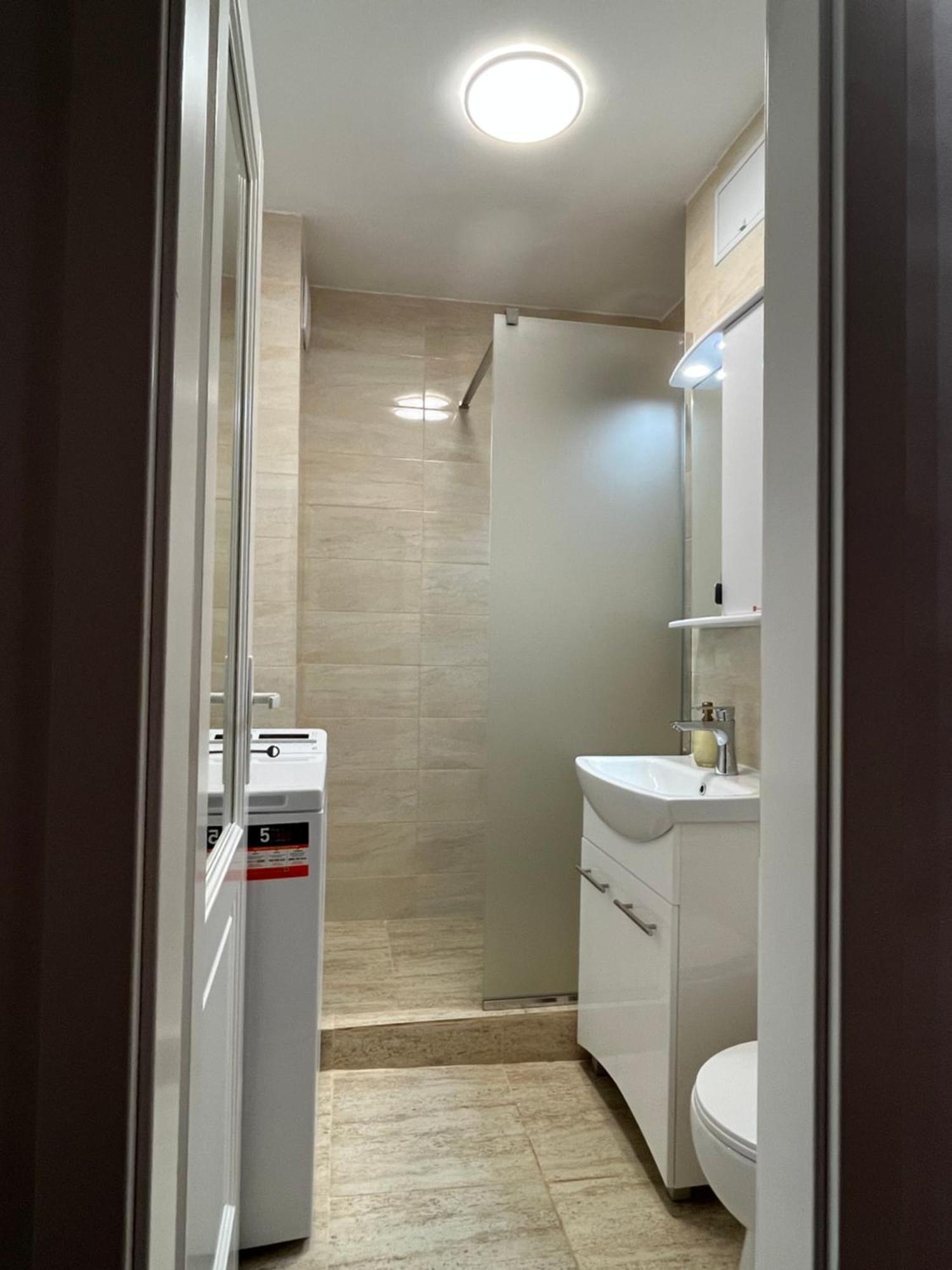 Quiet Flat With Balcony, Free Parking Included Apartment